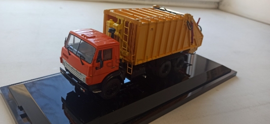 Изображение SCALE 1/43 КО-427 мусоровоз (К-53213) оранжево-желтый