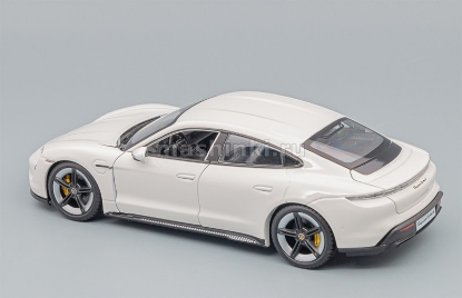 Изображение BBURAGO 1/24 PORSCHE Taycan Turbo S white/белый