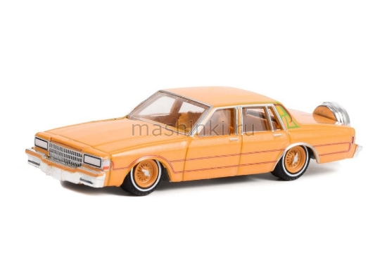 Изображение GREENLIGHT 1/64 CHEVROLET Caprice Classic Continental Kit Custom 1990 kandy orange