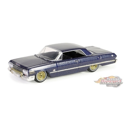Изображение GREENLIGHT 1/64 CHEVROLET Impala 1963 dark blue/ gold
