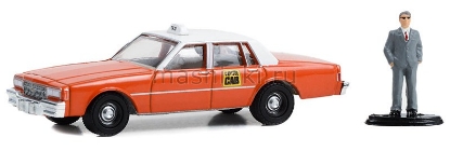 Изображение GREENLIGHT 1/64 CHEVROLET Impala Capitol Cab Taxi с фигуркой мужчины в костюме 1981