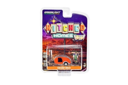 Изображение GREENLIGHT 1/64 TEARDROP с фигуркой туриста 2020 bright orange and silver