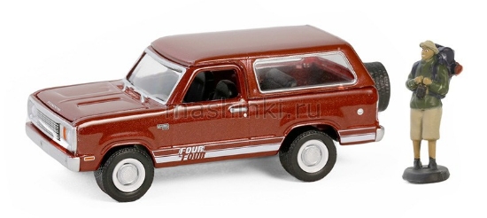 Изображение GREENLIGHT 1/64 PLYMOUTH Trail Duster с фигуркой туриста 1978 canyon red sunfire